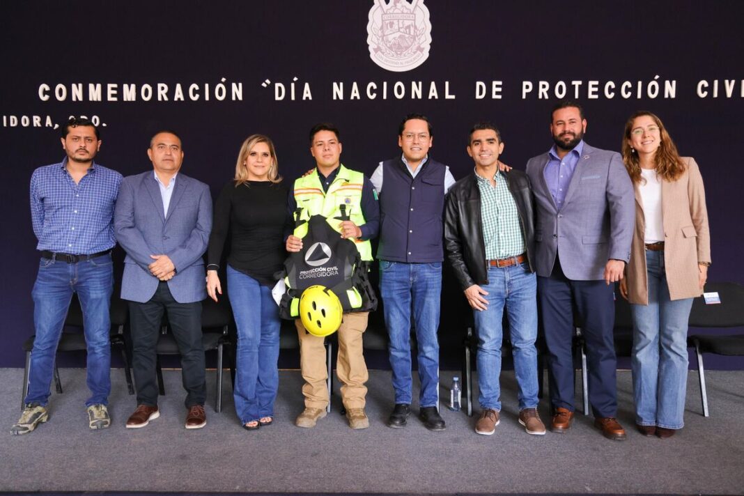 Chepe Guerrero entrega uniformes, equipo e incentivos a Protección Civil