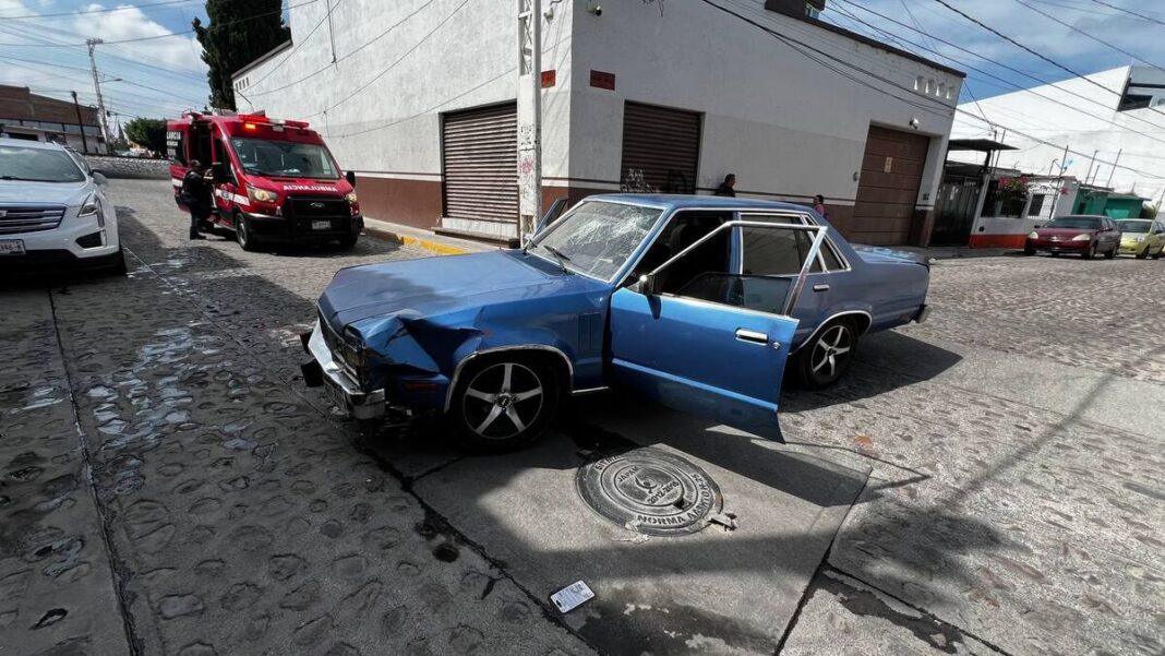 Conductor ebrio choca, huye y abandona a mujer herida