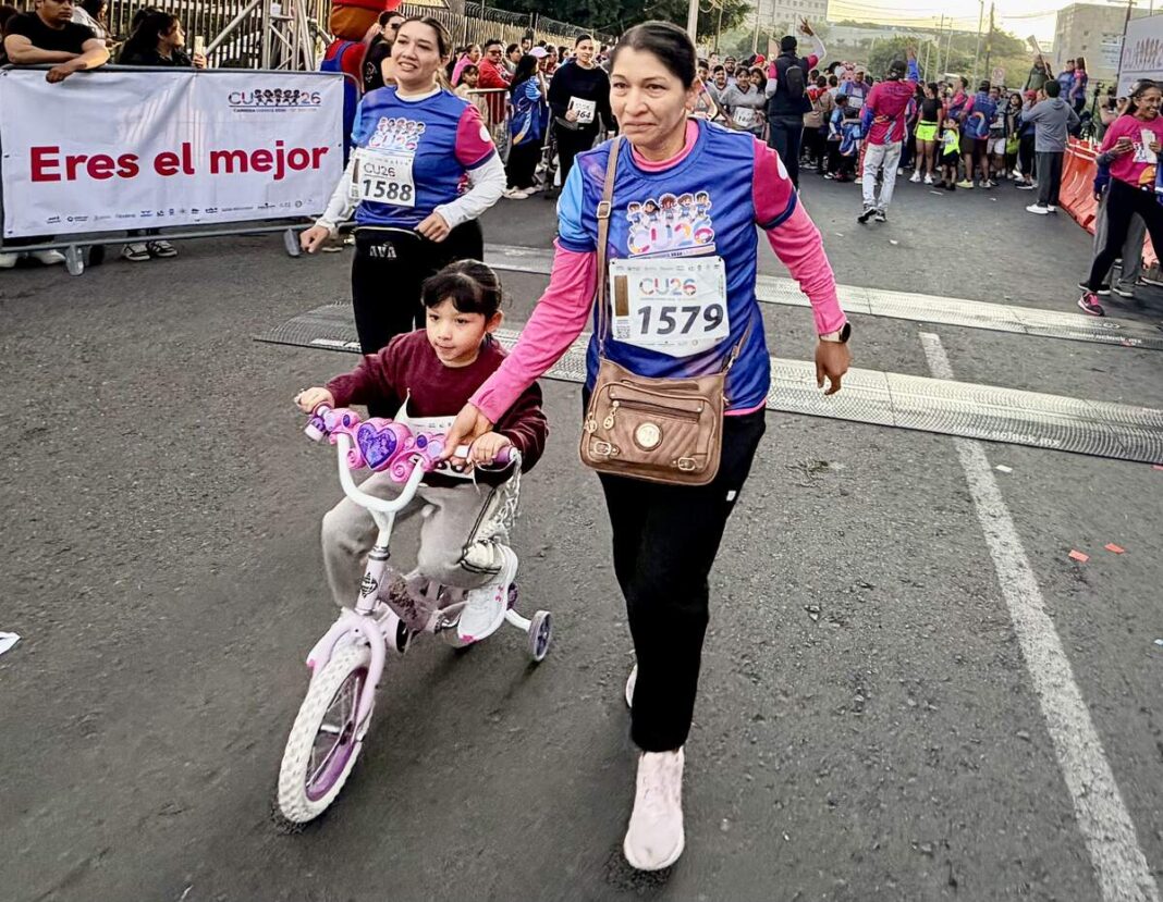 Dos mil 200 personas participan en la décima carrera USEBEQ en Querétaro