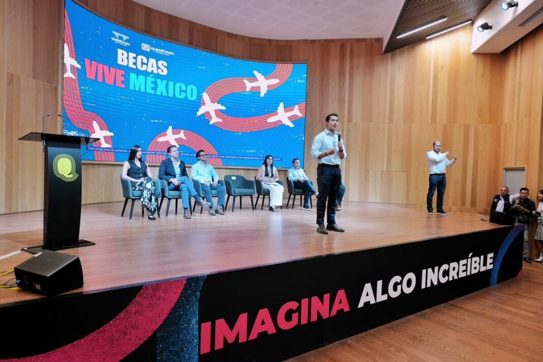 Entrega Felifer Macías 145 becas de movilidad internacional