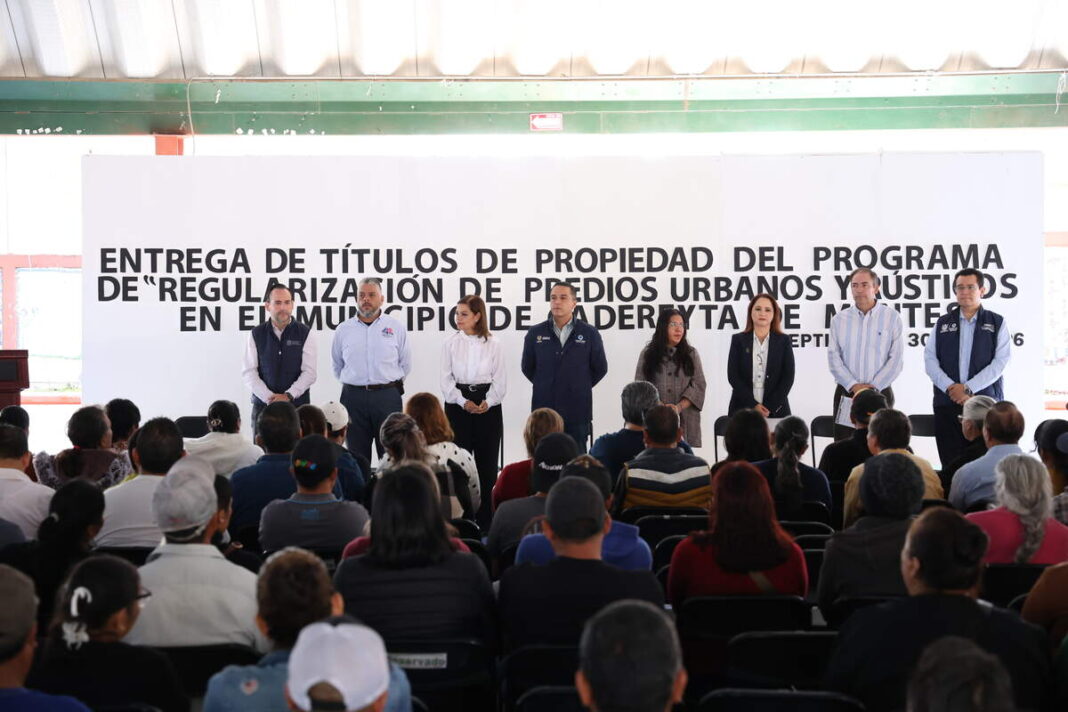 Entregan 134 títulos de propiedad a familias en Cadereyta de Montes
