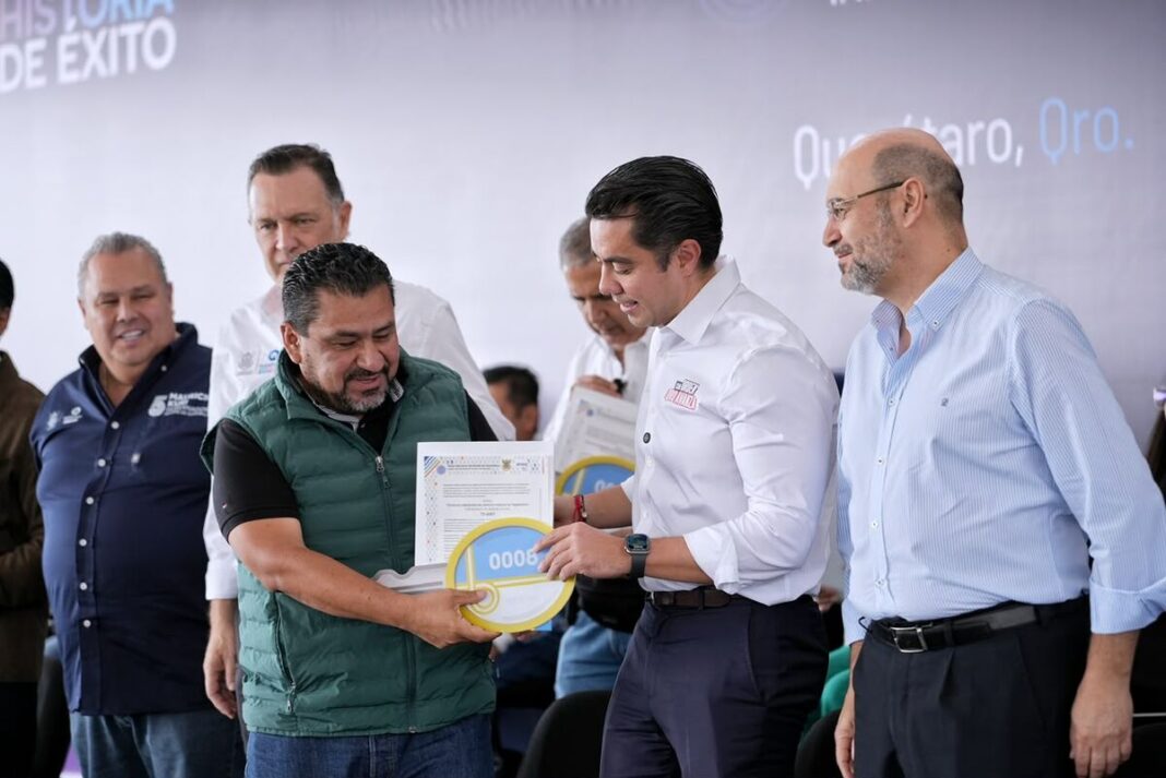 Entregan 38 concesiones de QroTaxi y 24 unidades en la ruta C-52
