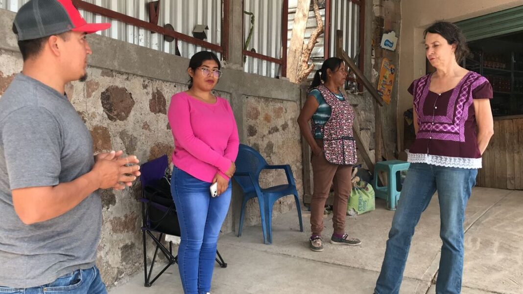 Entregan apoyo humanitario a migrante deportado de EU en Santa Catarina
