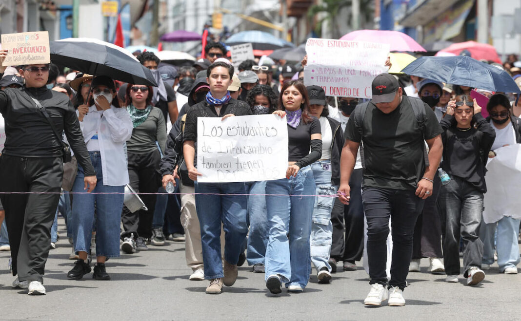 Estudiantes de la UAEM interrumpen desfile en Cuernavaca y exigen justicia por Claudia Tacoronte