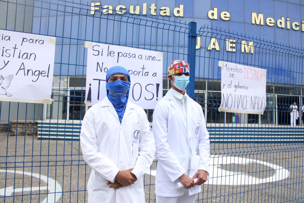 Familiares y estudiantes exigen justicia tras el asesinato de dos alumnos de la UAEM