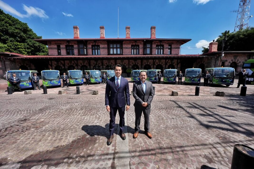 Felifer Macías presenta Eqrobus, transporte eléctrico gratuito del Centro Histórico