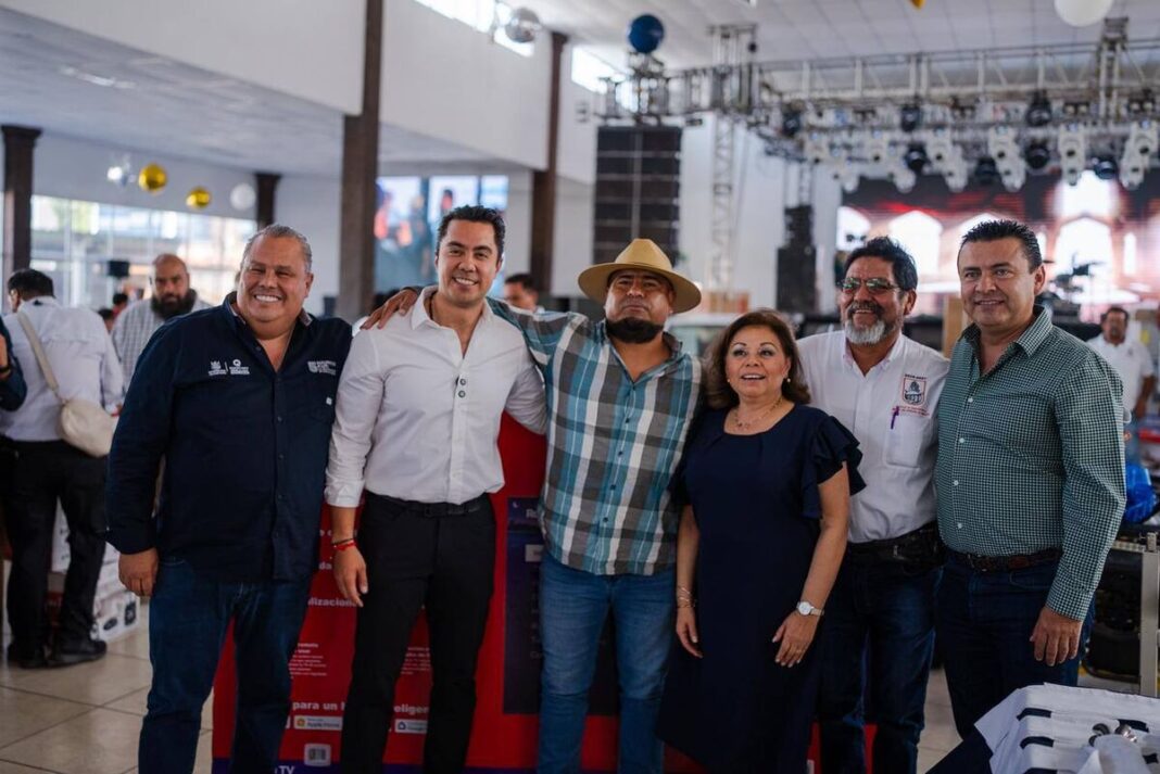 Felifer Macías reconoce labor de sindicalizados en su 53 aniversario