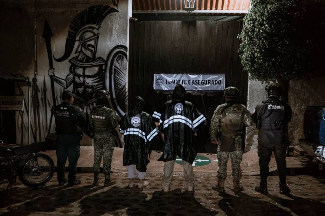 Fiscalía catea anexo en Loma Bonita y detiene a seis personas