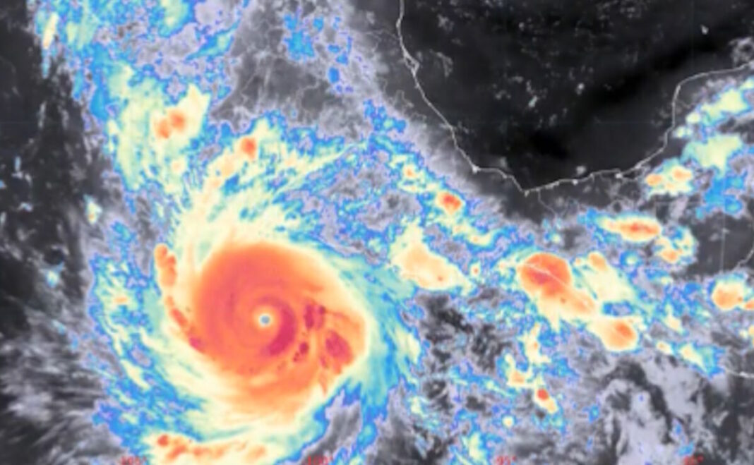 Huracán Polo se mantiene en categoría 5 y genera lluvias intensas en el occidente y sur de México