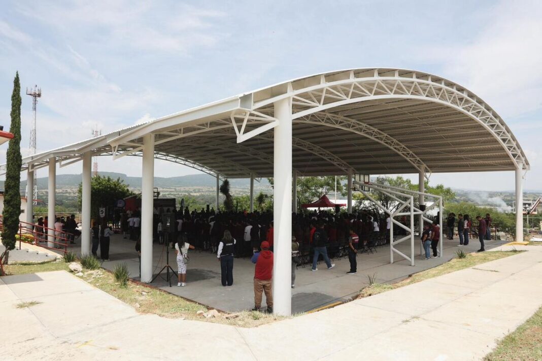 Inauguran arcotecho en San Nicolás del COBAQ de Tequisquiapan