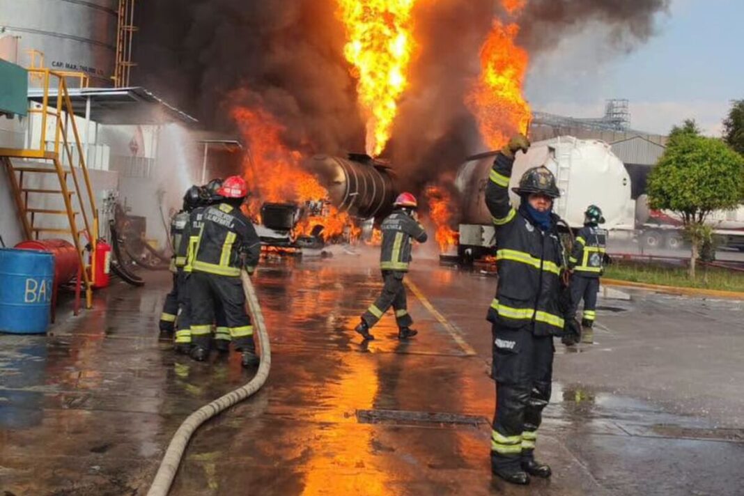 Incendio de pipas con diésel en zona industrial de Tlalnepantla