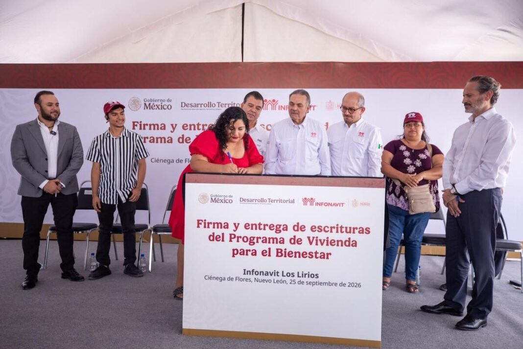 Infonavit entrega escrituras en Los Lirios, Ciénega de Flores