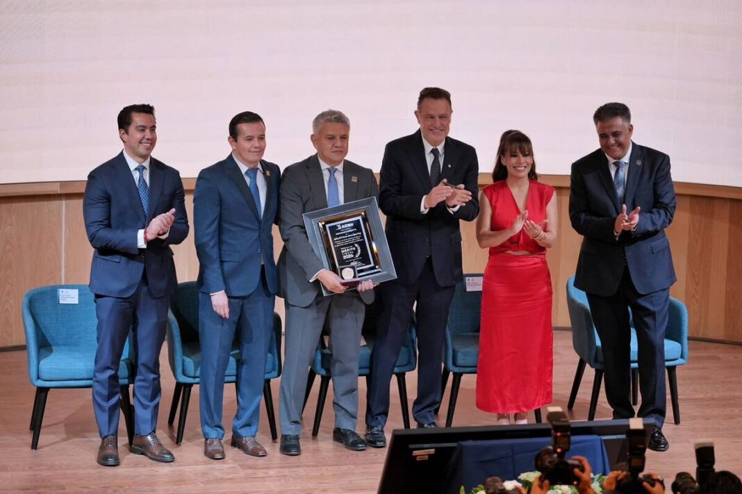 Kuri y Macías entregan Medalla al Mérito Fiscal en aniversario de AFEQ