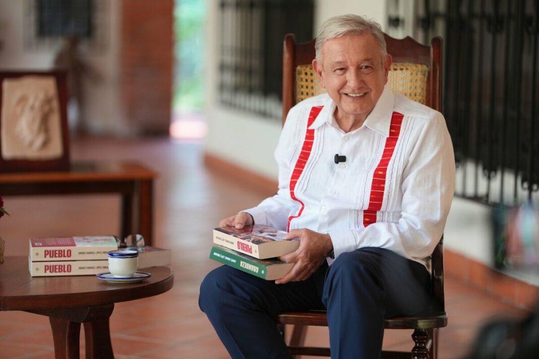 López Obrador presenta el libro Pueblo desde la quinta La Chingada