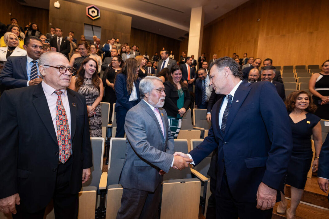 Mauricio Kuri entrega Premio al Fiscalista del Año en aniversario de AFEQ