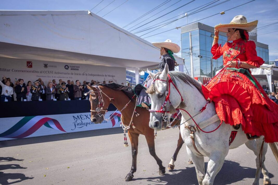Miles marchan en desfile cívico militar por Independencia en Querétaro