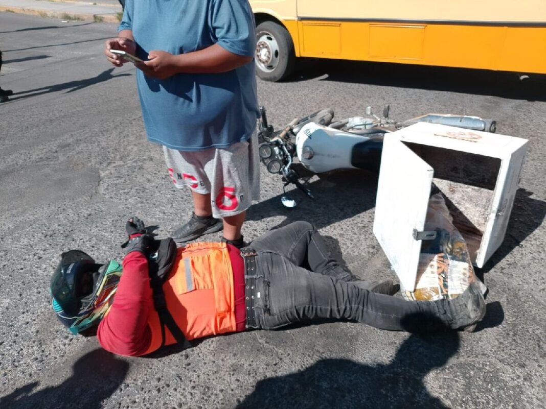 Motociclista resulta lesionado en accidente con camión en San Juan del Río