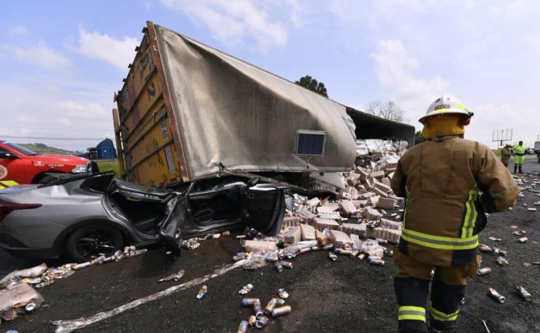 Muere conductor aplastado por tráiler de cerveza en la autopista a Zapotlanejo