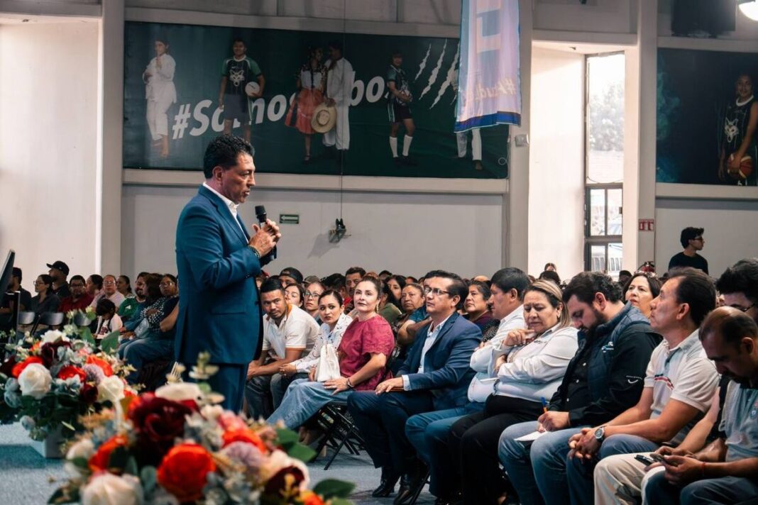 Rector de la UT San Juan se reúne con padres de familia