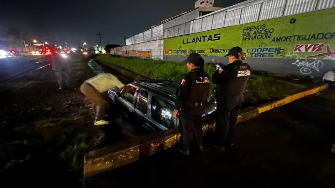 Rescatan a conductora tras caer su camioneta a un dren pluvial