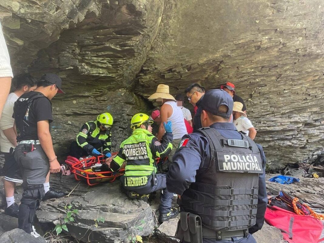 Rescatan a un hombre de una barranca en Cuadrilla de Enmedio