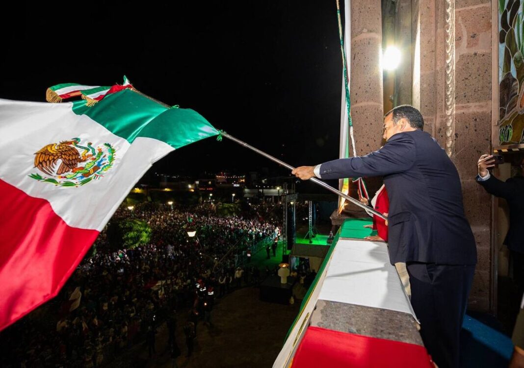 Roberto Cabrera encabeza el Grito de Independencia en San Juan del Río