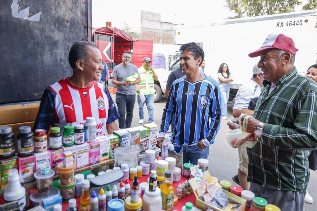 SEDESOQ informa a comerciantes sobre obras en tianguis Presidentes de Lomas de Casablanca