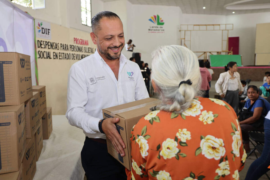 SEDIF entrega paquetes alimentarios en Landa de Matamoros
