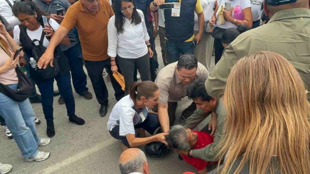 Sheinbaum auxilia a adulta mayor desvanecida durante su informe en Arena Potosí