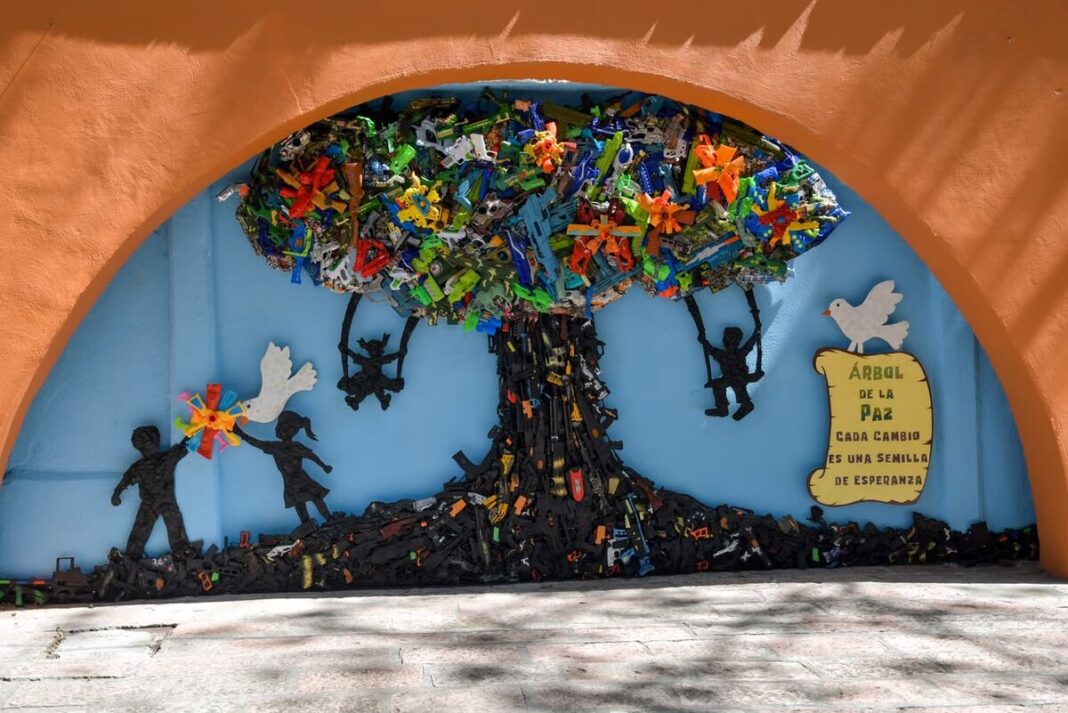 Transforman 400 juguetes bélicos en la escultura ‘El Árbol de la Paz’ en Dolores Hidalgo