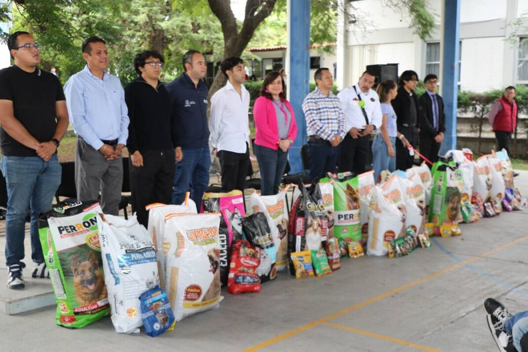 UAQ entrega más de una tonelada de alimento para mascotas