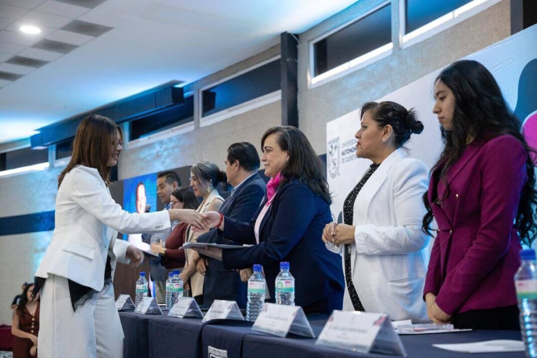 UAQ reconoce a 110 egresados y entrega 30 medallas al mérito