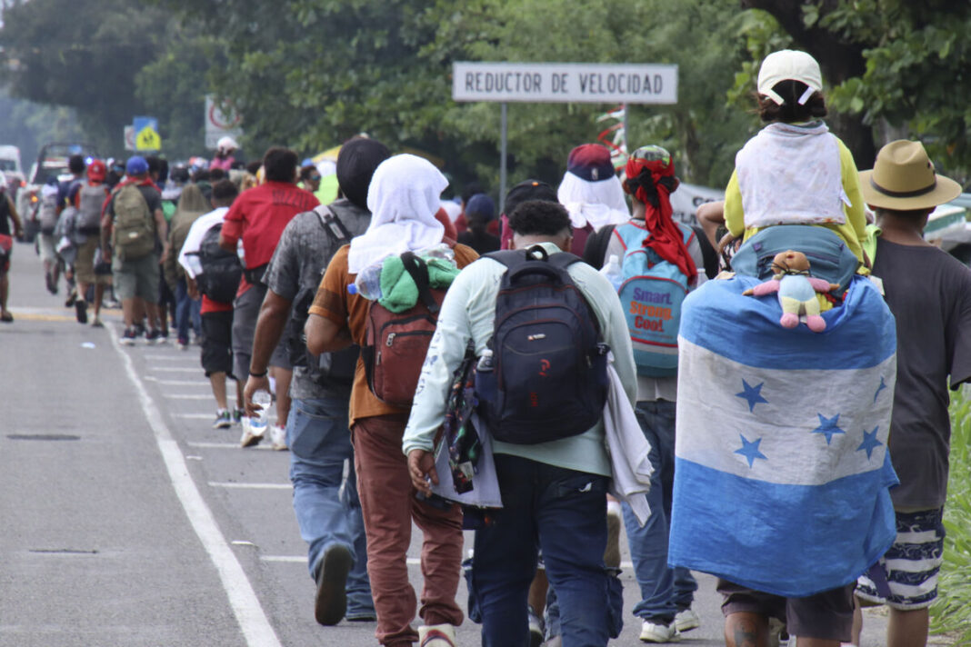 Unos 300 migrantes ingresan a México por Chiapas y avanzan hacia Tapachula