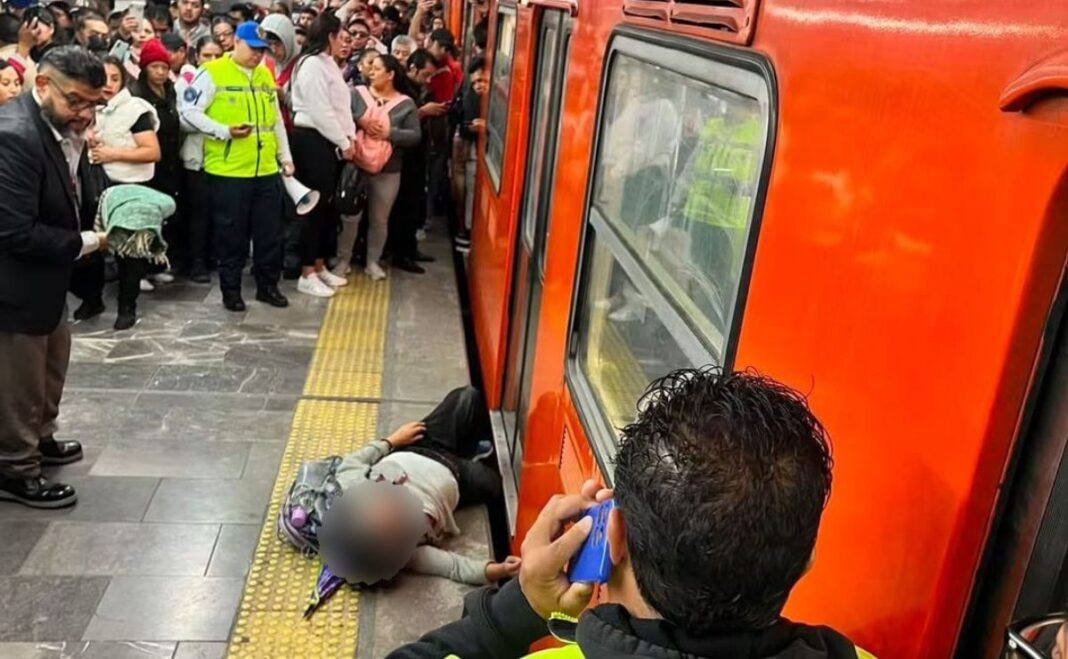 Usuaria queda con el pie prensado entre tren y andén en Pantitlán; suspenden Línea 9 del Metro CDMX