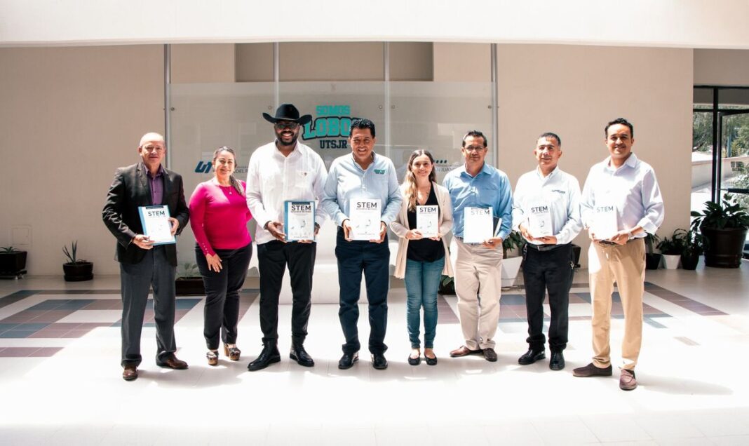 Voluntario de Peace Corps refuerza enseñanza STEM en UT San Juan