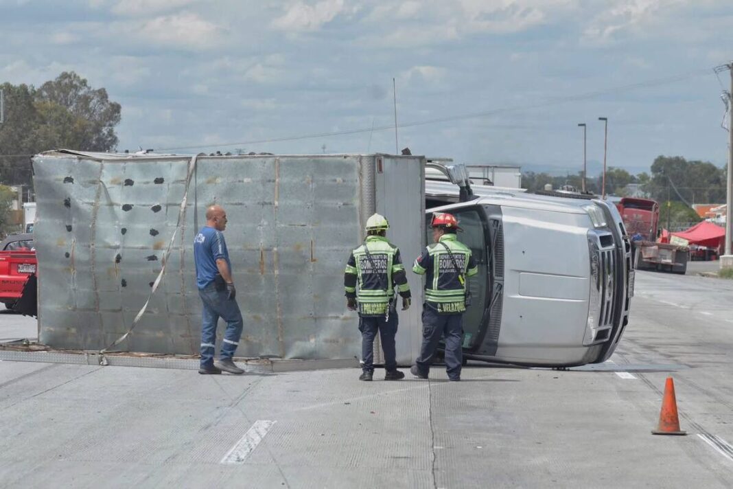 Vuelca camioneta de carga en carretera 57; no hay lesionados