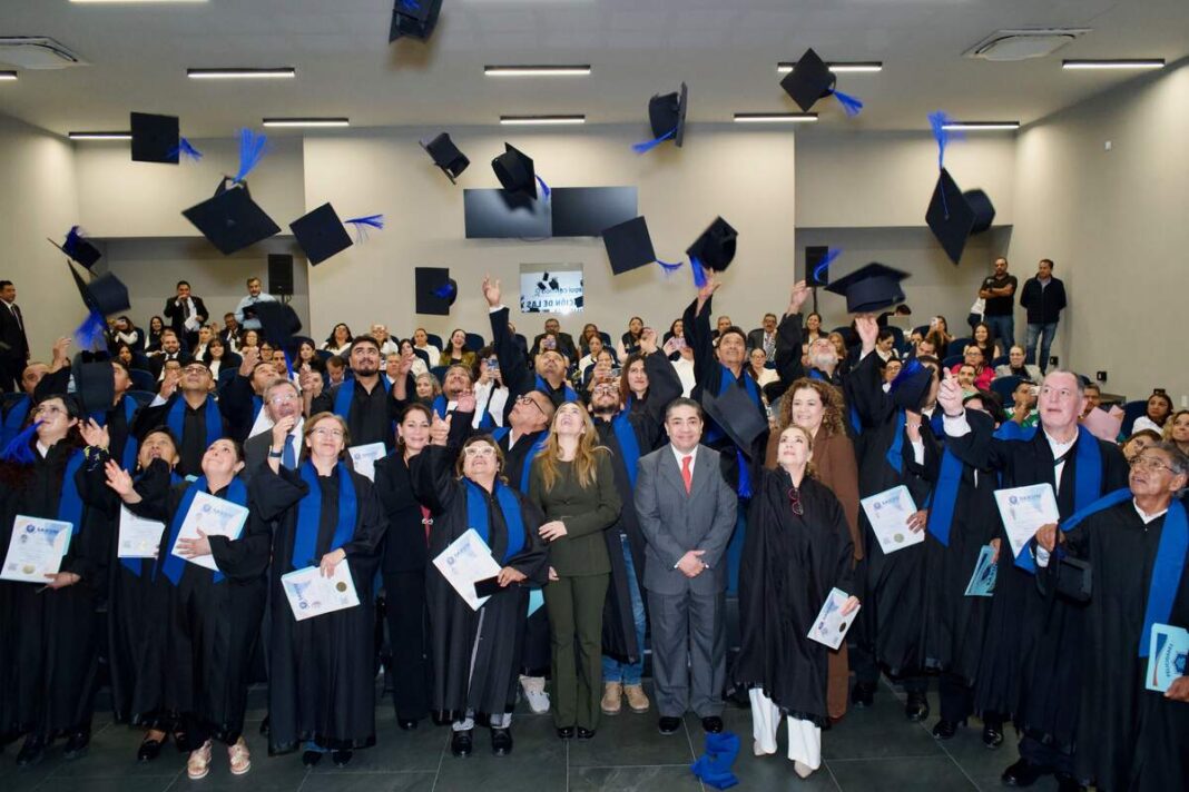 148 servidores públicos de Querétaro concluyen su bachillerato