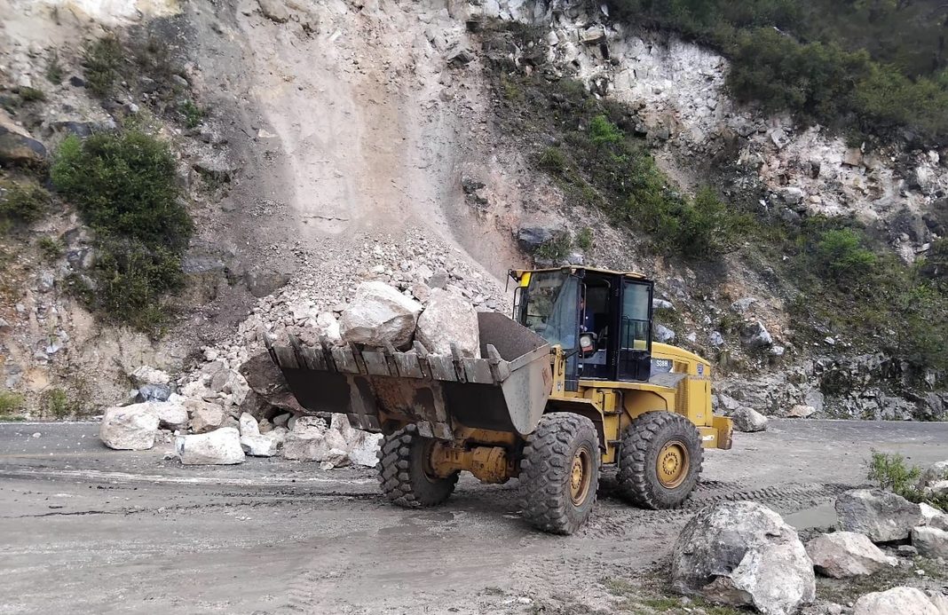 La CEI despliega brigadas para rehabilitar caminos dañados por lluvias en Sierra Gorda