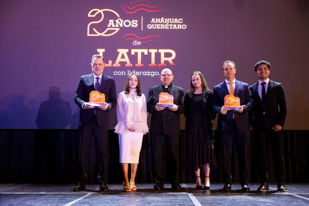 Mauricio Kuri encabeza acto por los 20 años de la Universidad Anáhuac en Querétaro