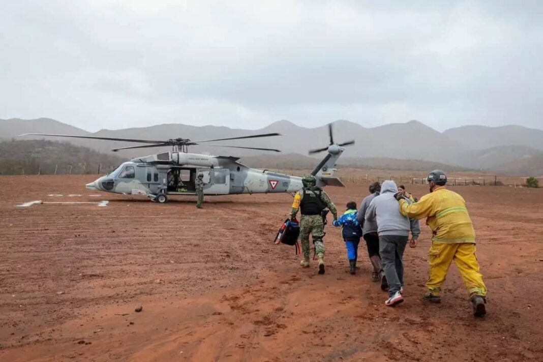 Rescatan a 32 personas y tres perros aislados por inundaciones en Ensenada