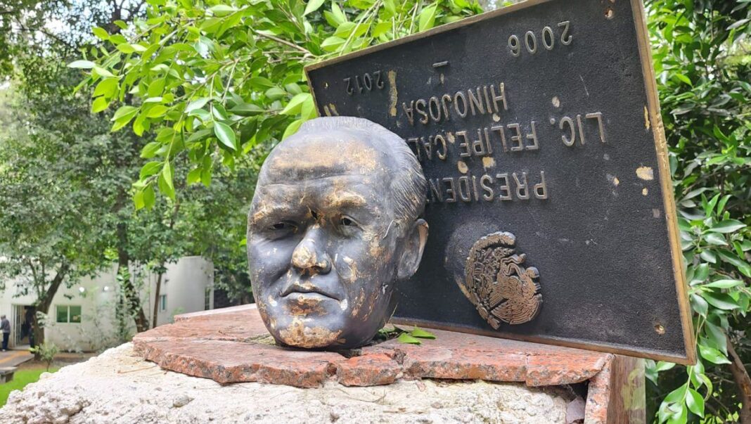 Sheinbaum condena el derribo y la decapitación de la estatua de Calderón en Los Pinos