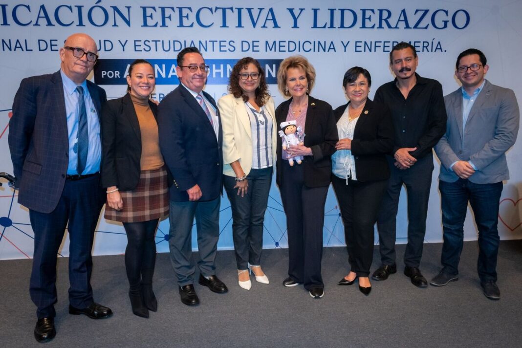 Alina Johnson imparte conferencia sobre comunicación en salud en Querétaro