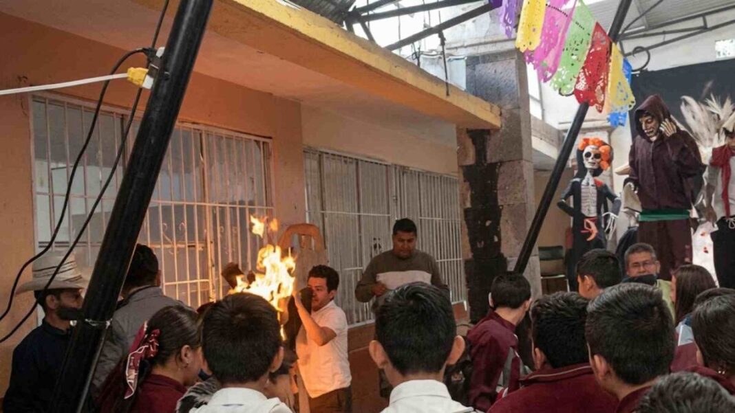 Alumna sufre quemaduras graves en concurso de disfraces en Huasca de Ocampo