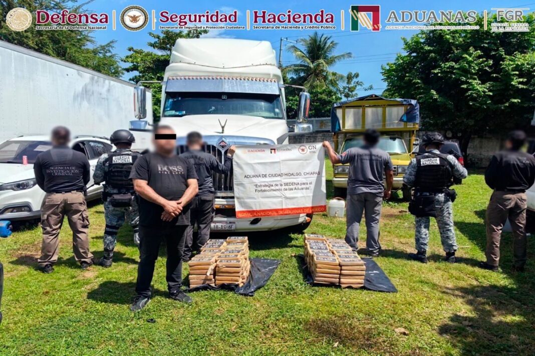 Aseguran 171.42 kilos de presunta cocaína en un tractocamión en Huixtla, Chiapas