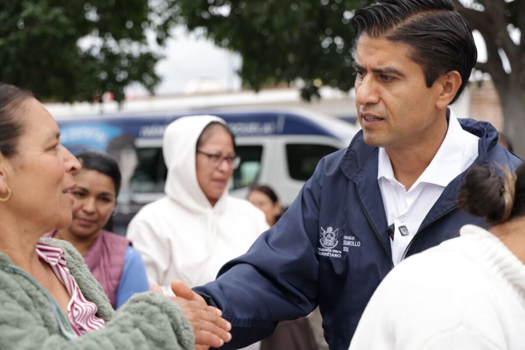 Autoridades estatales escuchan a padres en Mompaní sobre transporte escolar