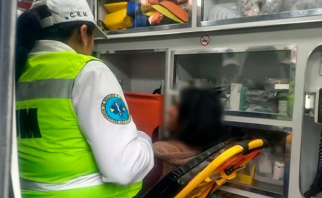 Auxilian a una mujer que escaló una torre eléctrica en Tlalpan
