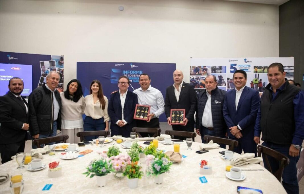 Cabrera firma convenio con la CMIC en San Juan del Río
