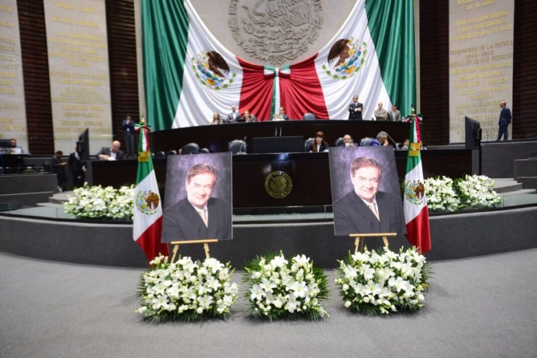 Cámara de Diputados homenajea a Francisco Garfias y nombra el foro de prensa en su honor