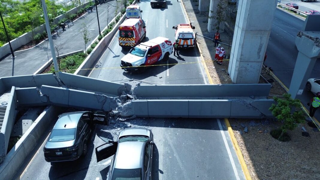 Camión con maquinaria derriba un puente peatonal en Monterrey