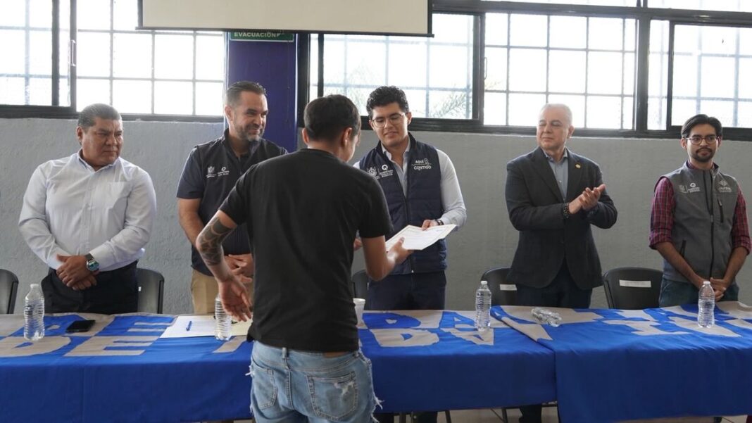 CECA entrega certificados del INEA a 16 personas en rehabilitación en Querétaro